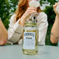 O'Donnell Moonshine Holunder-Likör mit einem Mason Jar vor einer Gruppe die ihn als Cocktail genießt.